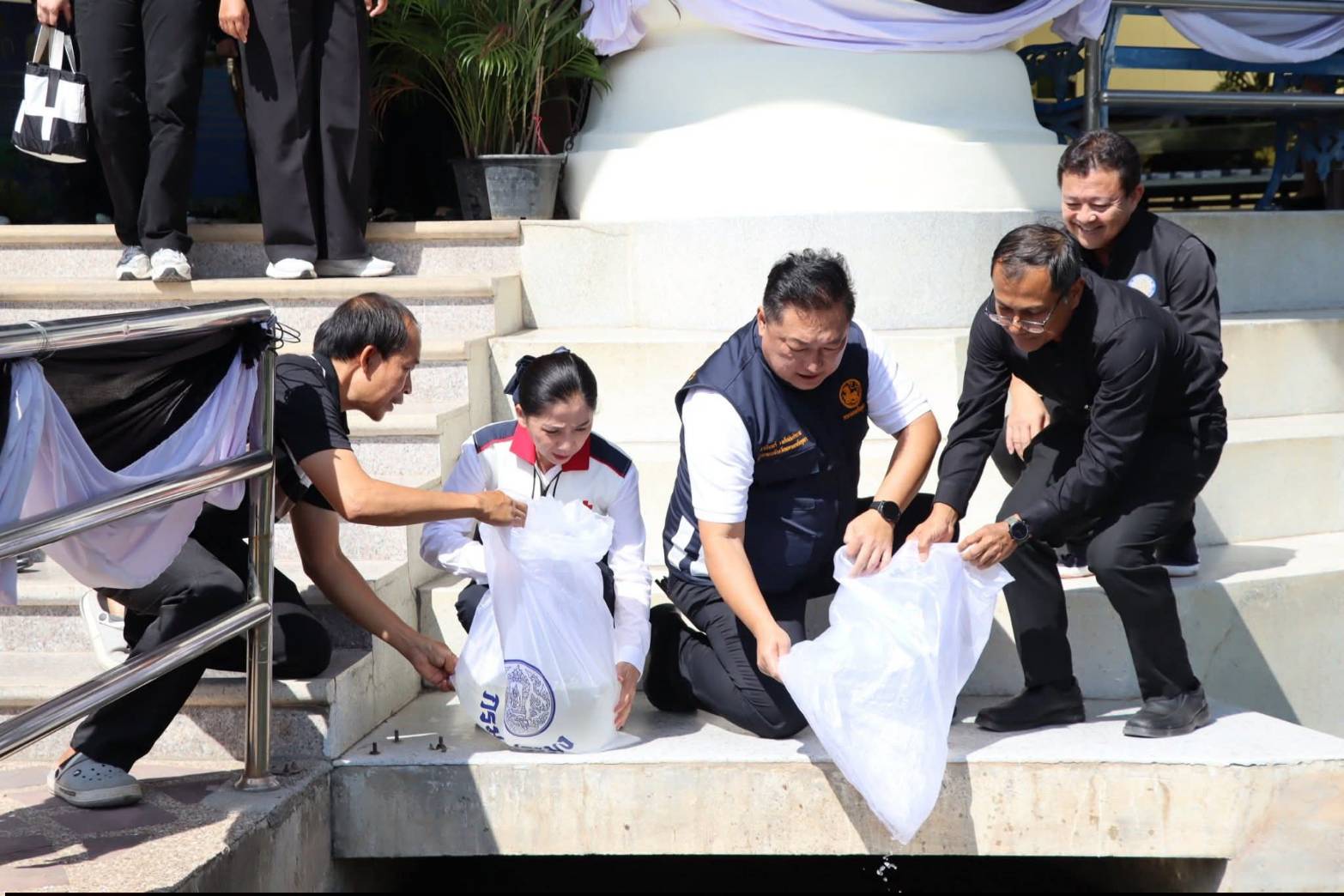 title - นางสาวสิริมา แจ้งกระจ่าง ผู้อำนวยการศูนย์ส่งเสริมและพัฒนาอาชีพเสริมนอกภาคการเกษตร ให้การต้อนรับ นายชวนินทร์ วงศ์สถิตจิรกาล ผู้ว่าราชการจังหวัดพระนครศรีอยุธยา และหัวหน้าส่วนราชการ เข้าเยี่ยมชม แผนกฝึกอบรม ศพส. ณ ศูนย์ส่งเสริมและพัฒนาอาชีพเสริมนอกภาคการเกษตร (ศูนย์ศิลปาชีพ บางไทรฯ (เดิม))